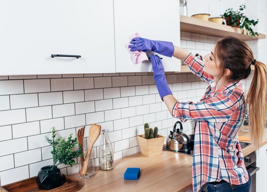 Tips para limpiar los armarios de la cocina